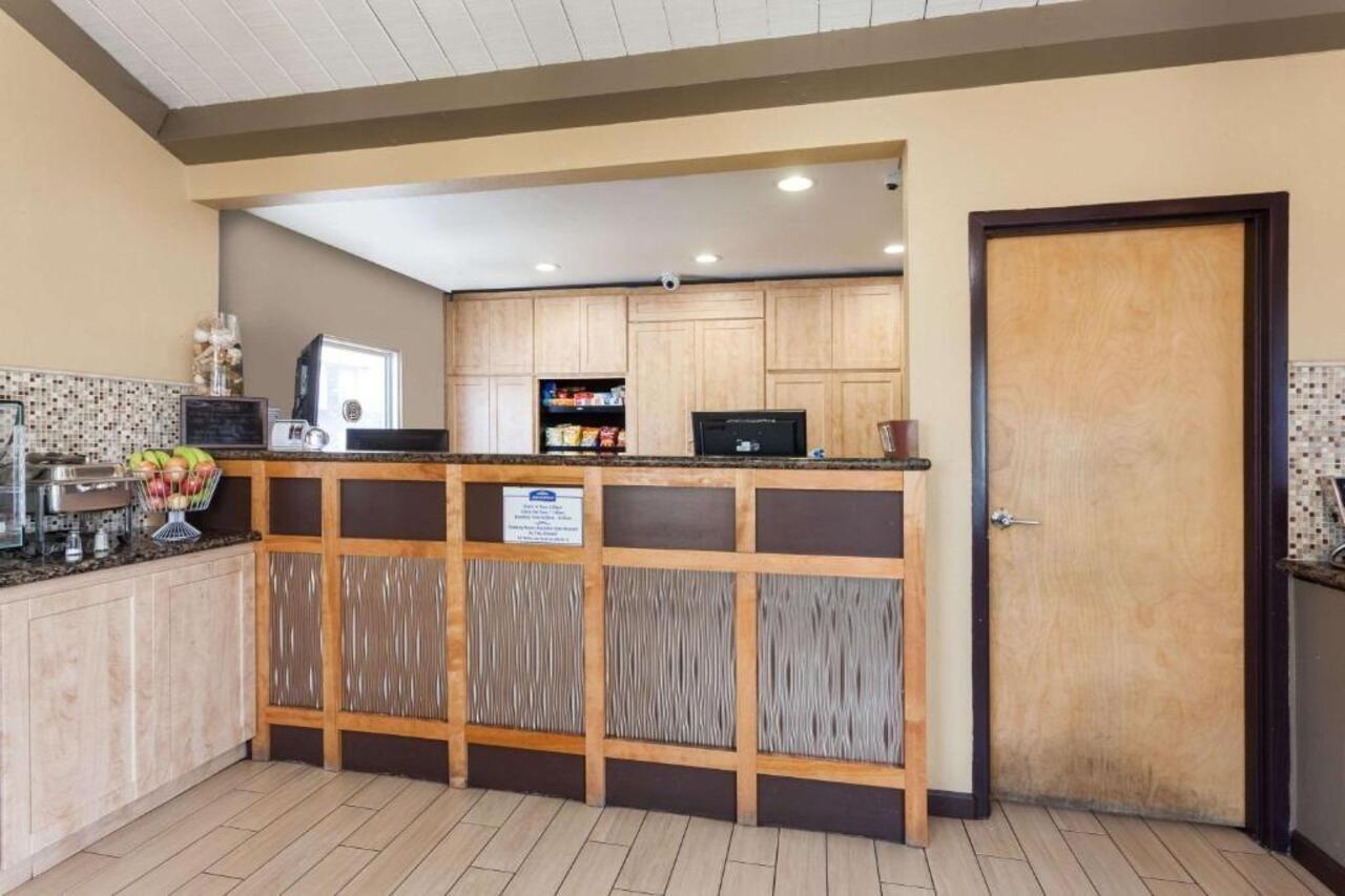 Howard Johnson By Wyndham National City/San Diego South Экстерьер фото
